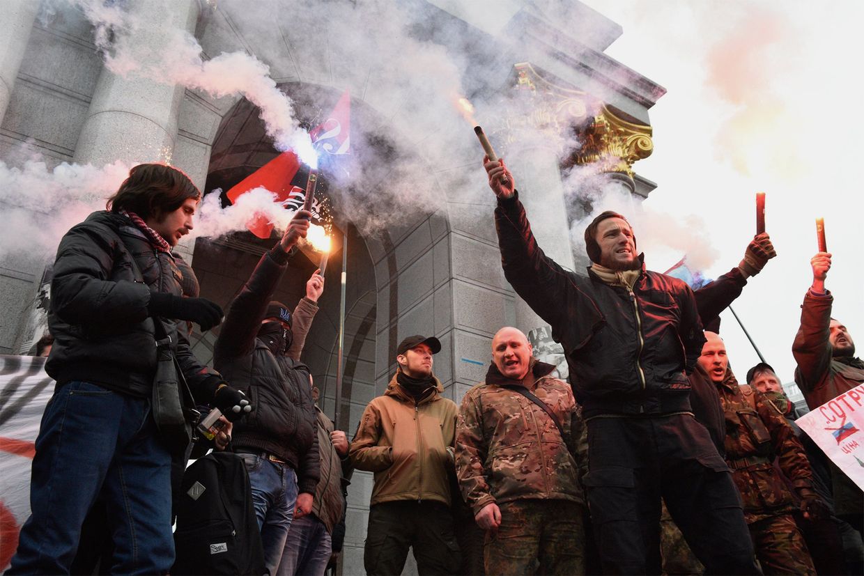 Участники антироссийской акции радикалов в Киеве Участники антироссийской акции радикалов в Киеве