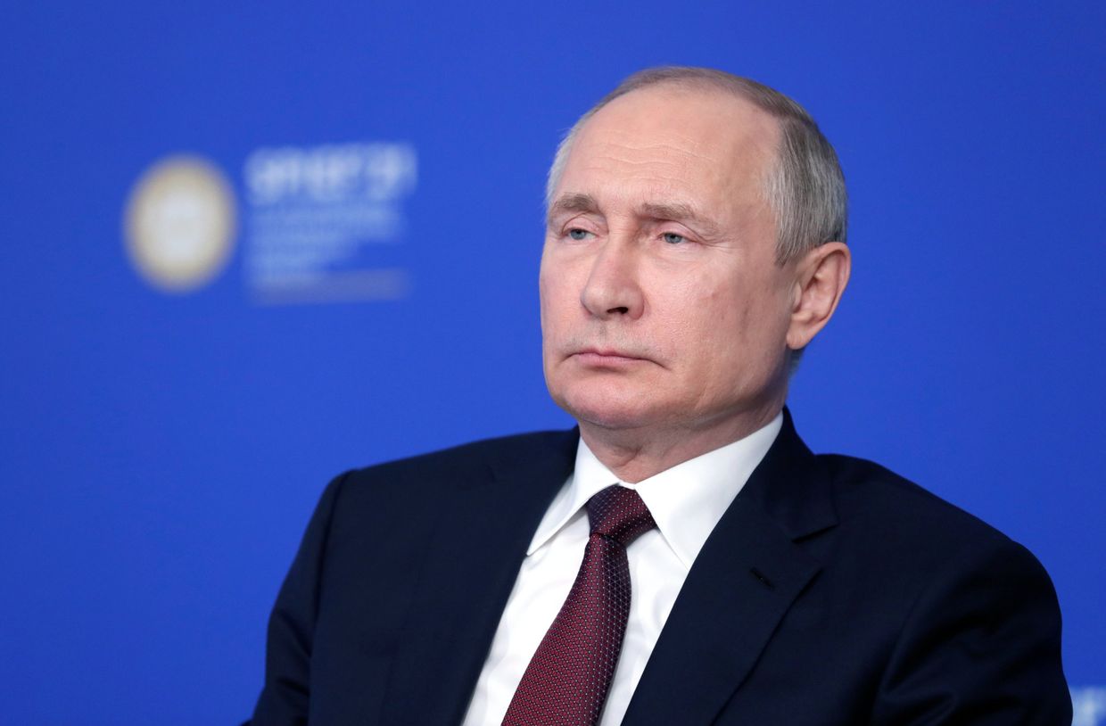 Президент РФ В. Путин во время встречи в режиме видеоконференции с экспертным советом РФПИ, лидерами международного инвестиционного сообщества и представителями иностранных компаний - производителей вакцины Спутник V