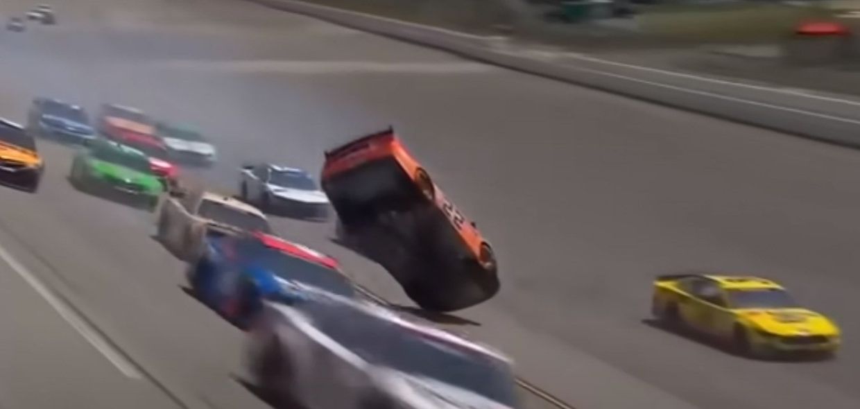 NASCAR снижает скорость автомобилей после страшной аварии
