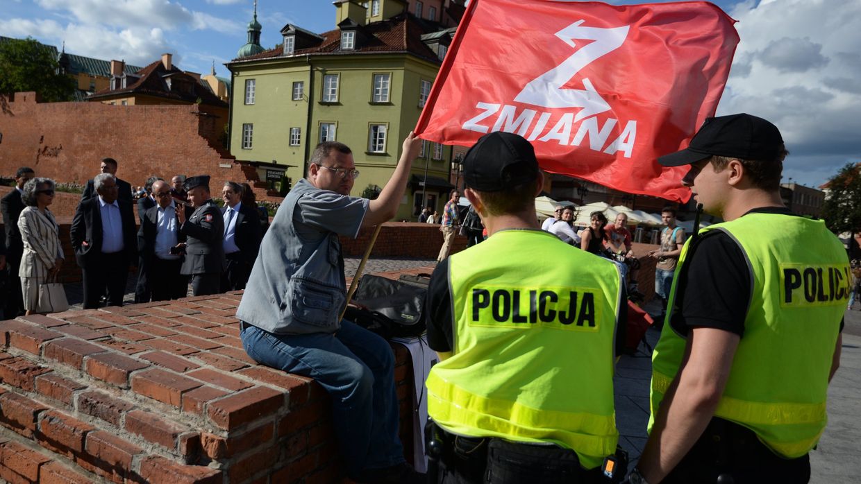Член партии Zmiana протестует против саммита НАТО в Варшаве