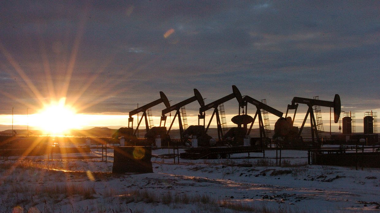 Работа нефтяных станков - качалок в Северной Дакоте, США