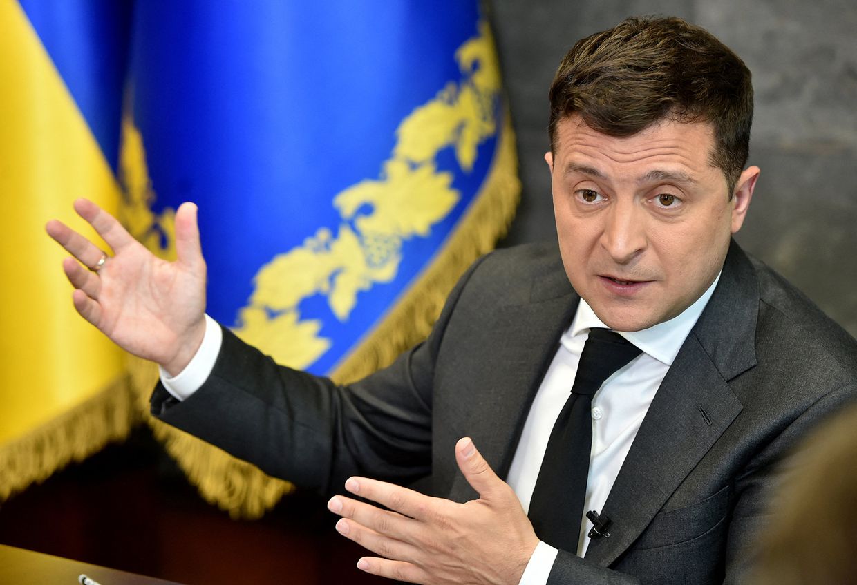 Президент Украины Владимир Зеленский беседует с журналистами в Киеве