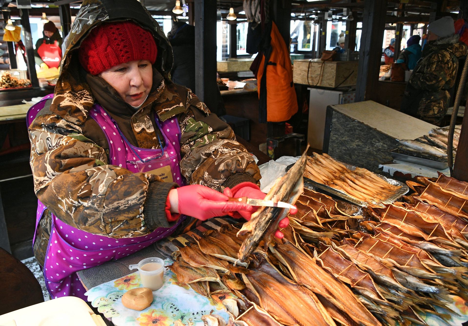 Женщина продает омуль на рыбном рынке в Листвянке Женщина продает омуль на рыбном рынке в Листвянке - ИноСМИ, 1920, 23.06.2021