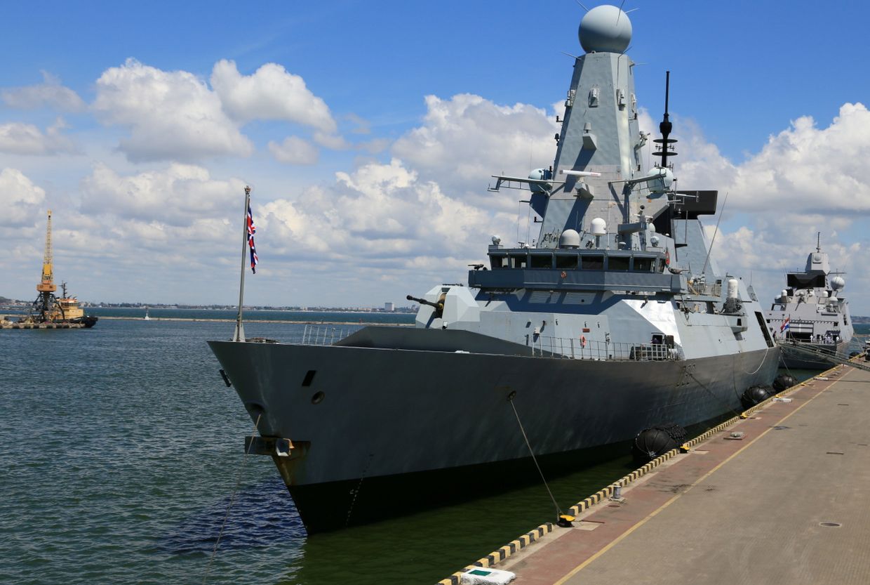 Британский эсминец Defender в порту Одессы, Украины