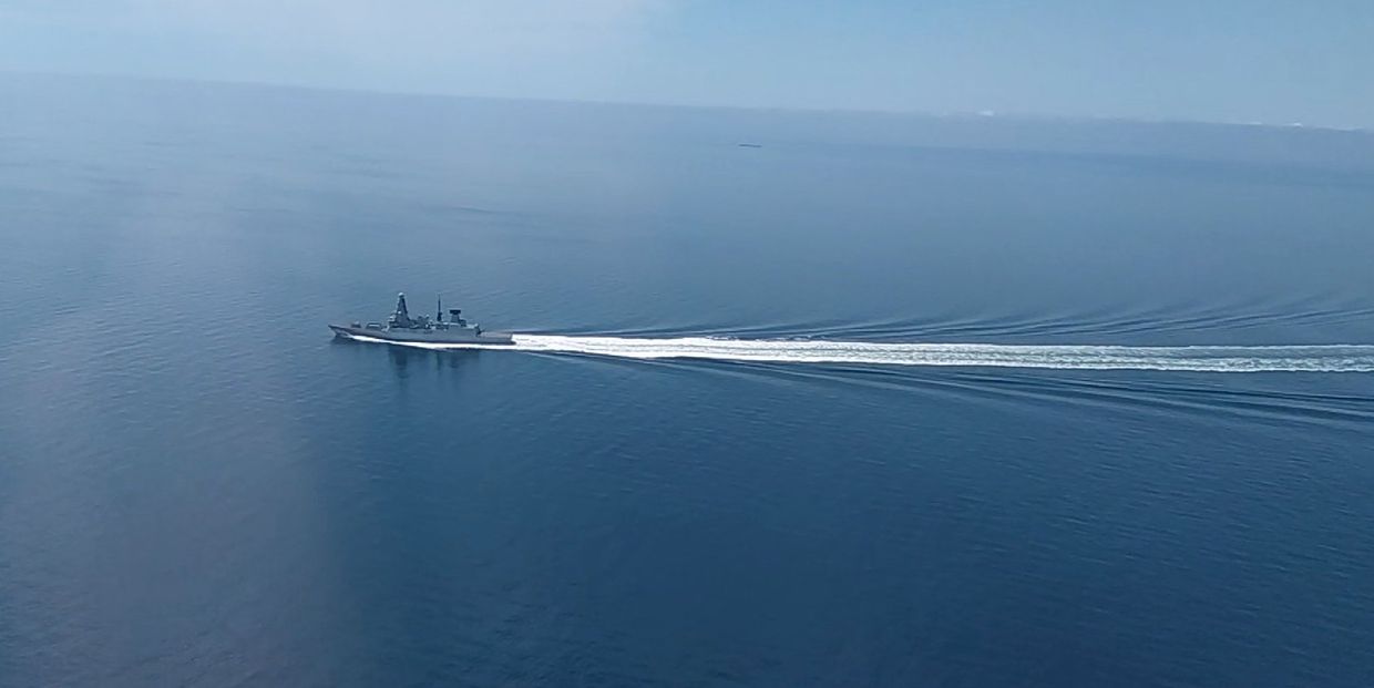 Эсминец Defender ВМС Великобритании в районе мыса Фиолент