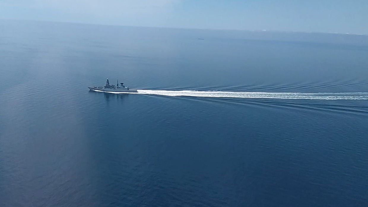 Эсминец Defender ВМС Великобритании в районе мыса Фиолент