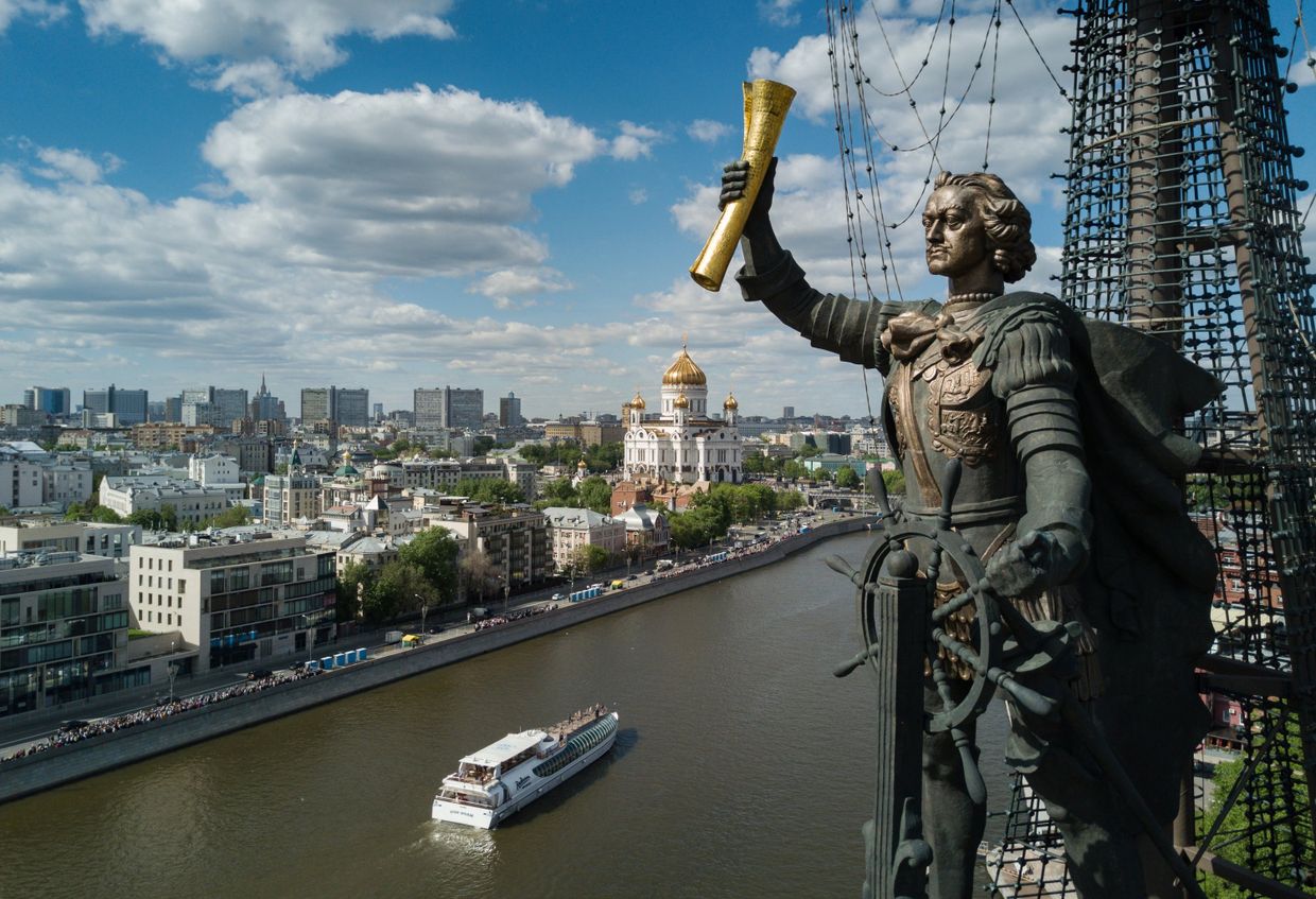 Памятник «В ознаменование 300-летия российского флота» (Петру I) работы Зураба Церетели в Москве