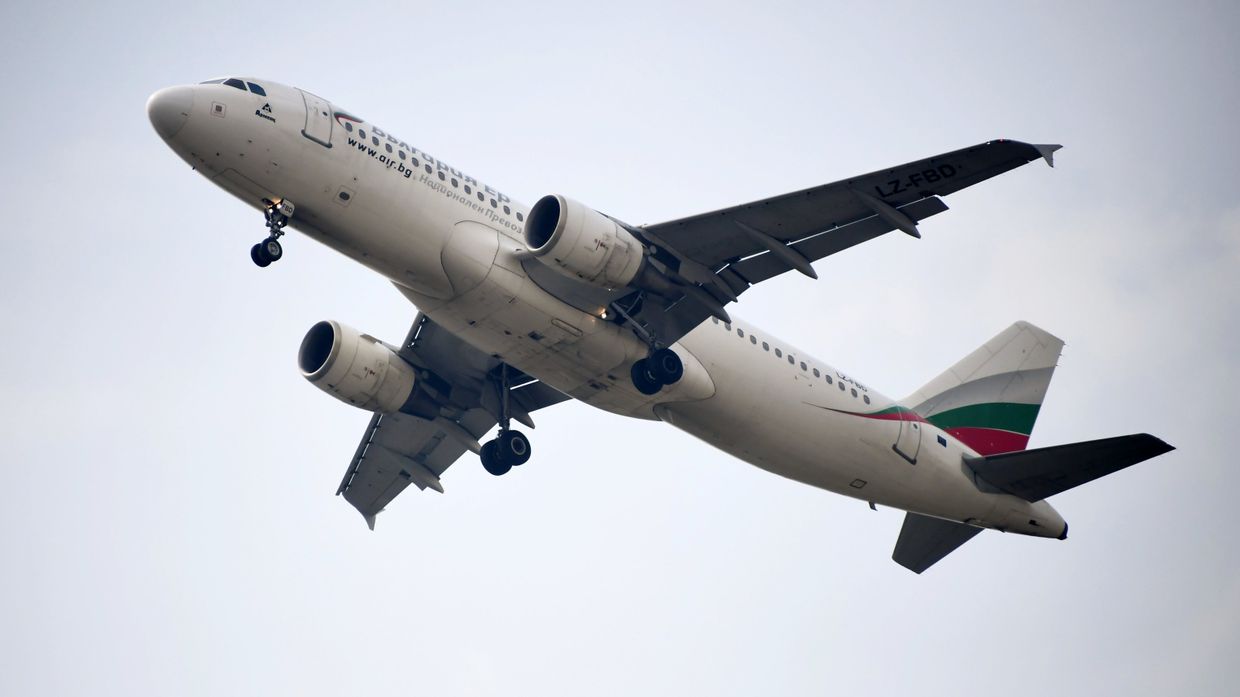 Самолет авиакомпании Bulgaria Air в аэропорту Внуково