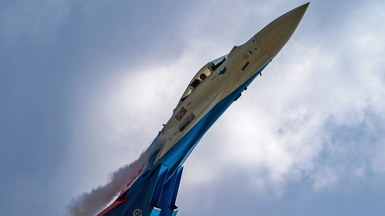 Истребитель Су-35С выполняет демонстрационный полет