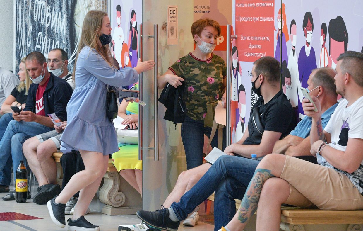Очереди на вакцинацию от коронавируса в Санкт-Петербурге