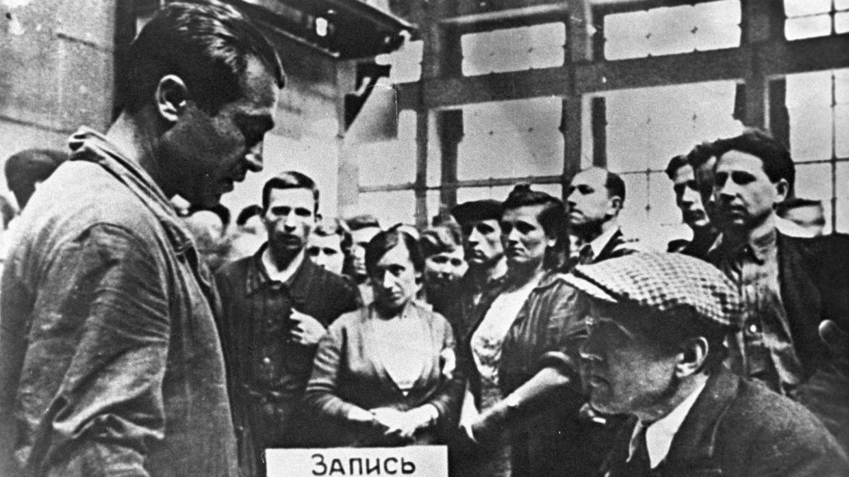 Запись добровольцев на фронт на Ленинградском металлическом заводе