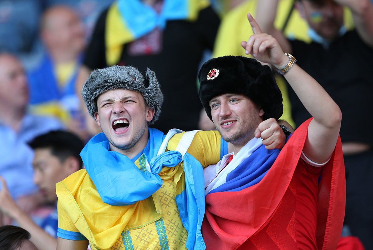 Болельщики на трибуне. Матч Швеция - Украина