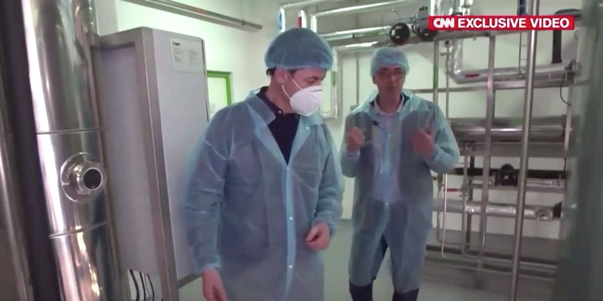 Внутри новой российской фабрики по производству вакцины против covid-19