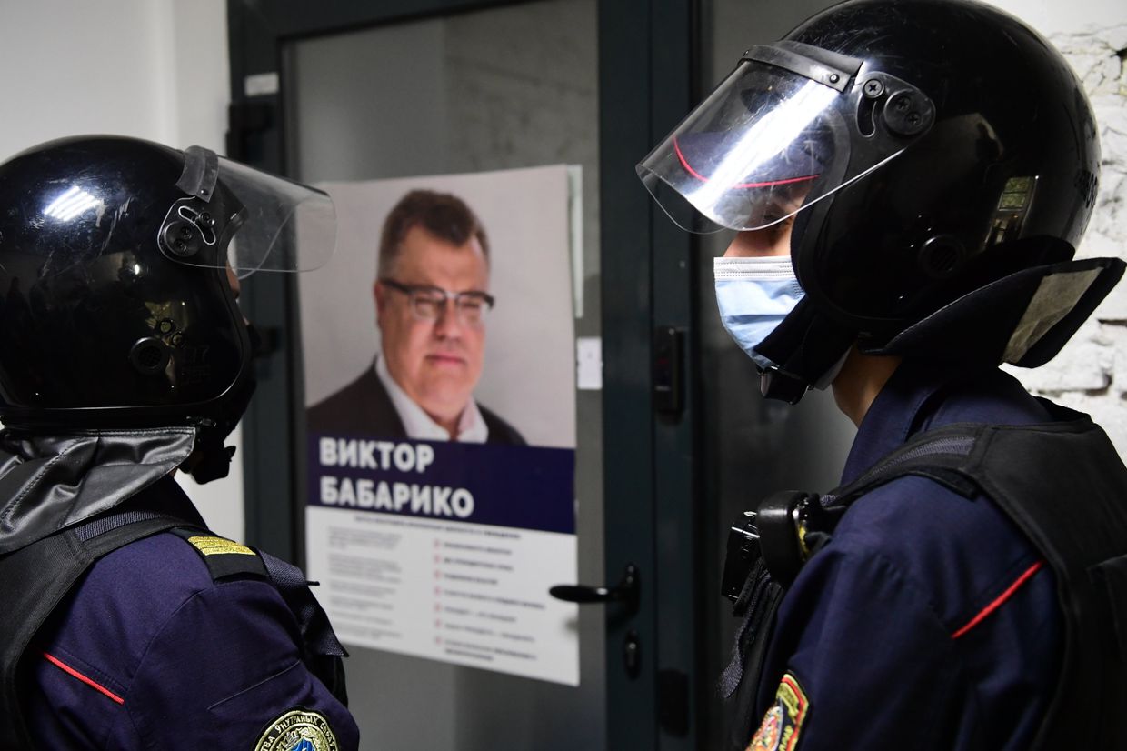 Сотрудники милиции у входа в штаб Виктора Бабарико