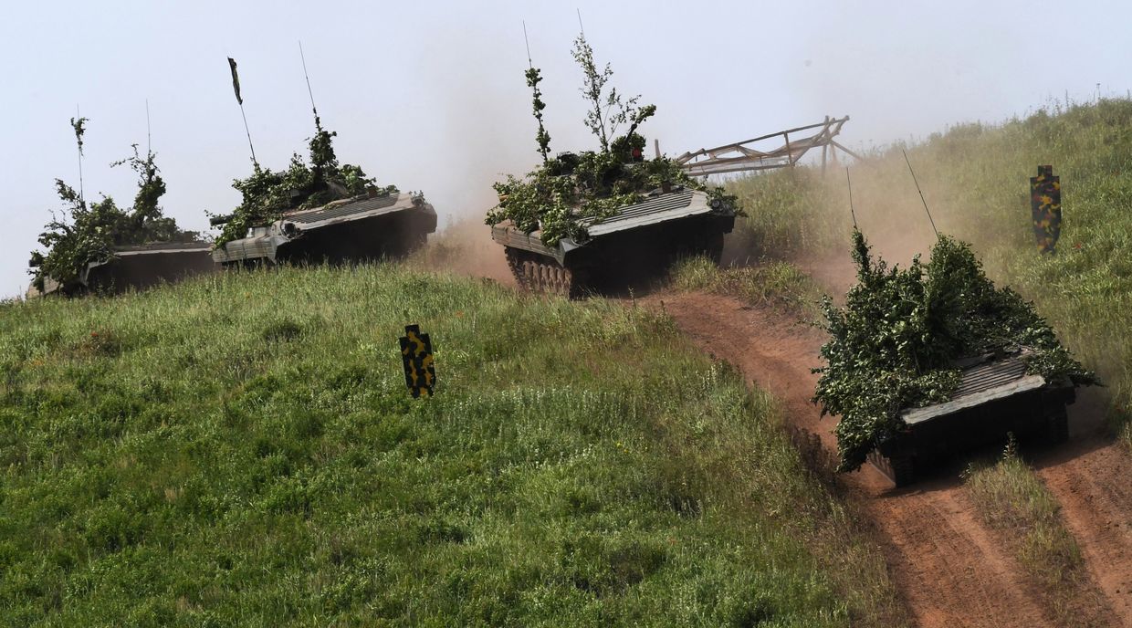 Военные учения по преодолению водных преград в Приморском крае