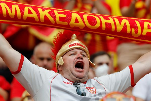 Болельщик из Македонии на стадионе в Бухаресте