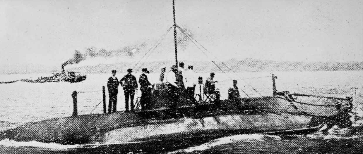 Подводная лодка «Сом». Репродукция фотографии 1904 года Подводная лодка «Сом». Репродукция фотографии 1904 года