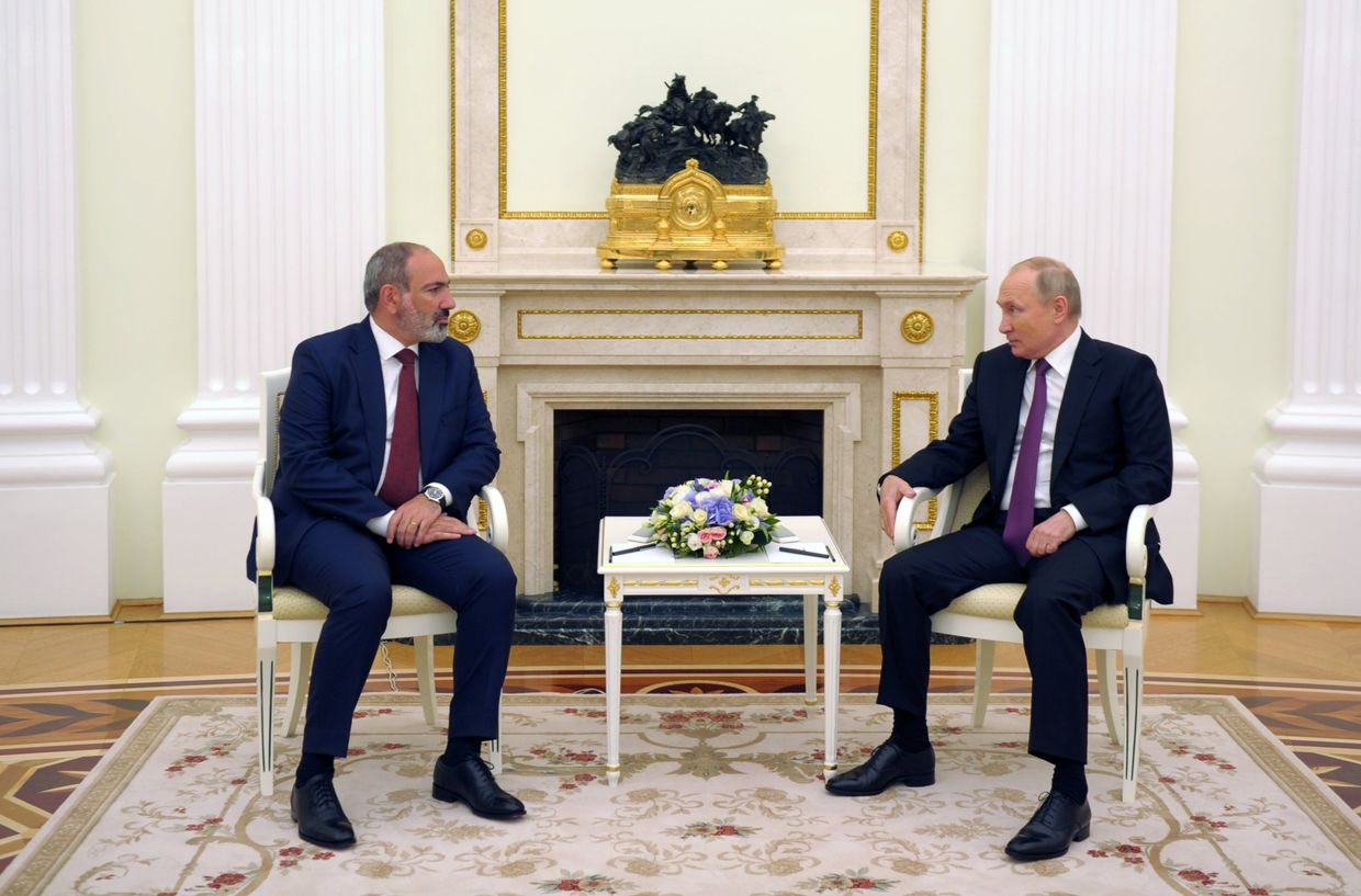 Встреча президента РФ В. Путина с исполняющим обязанности премьер-министра Армении Н. Пашиняном