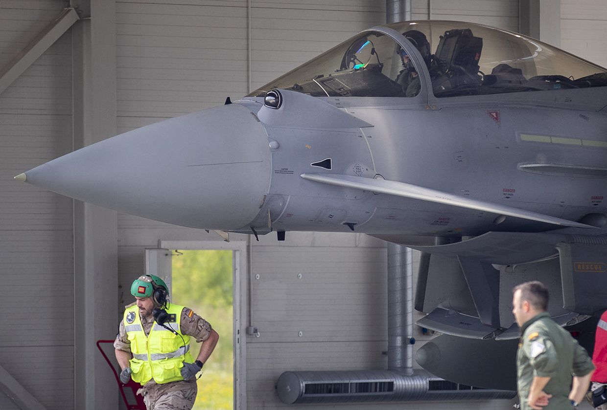 Испанский истребитель Eurofighter Typhoon готовится к взлету на военно-воздушной базе Шяуляй в Литве