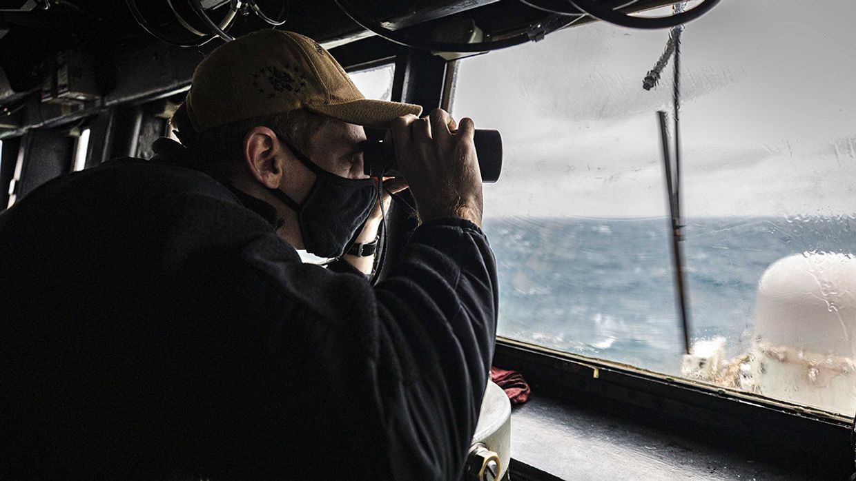 Матрос на американском эсминце USS John S. McCain в Тайваньском проливе