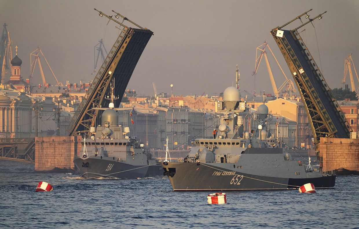 Военный корабль во время репетиции военно-морского парада в Санкт-Петербурге