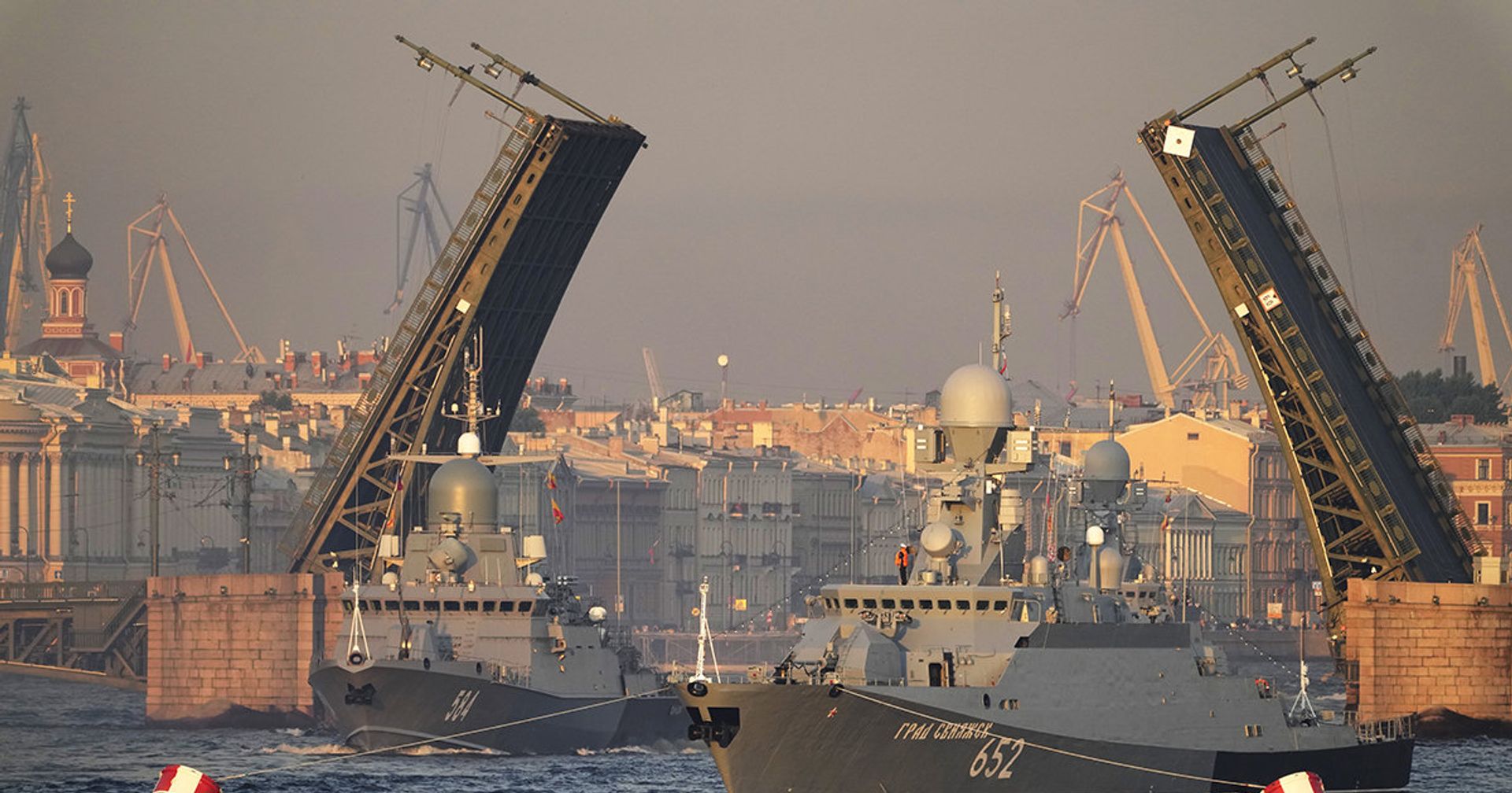 Военный корабль во время репетиции военно-морского парада в Санкт-Петербурге - ИноСМИ, 1920, 19.07.2021