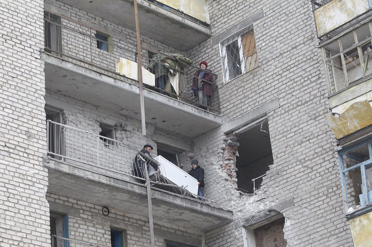 Жилой дом, поврежденный в результате обстрела в Светлодарске
