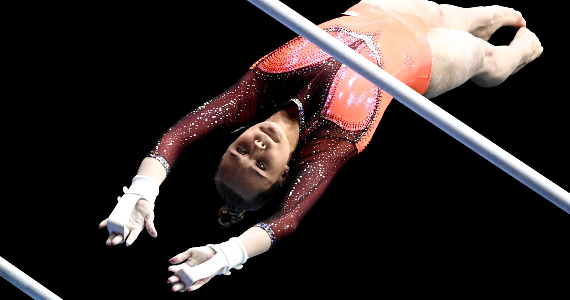 Ангелина Мельникова (Россия) выполняет упражнения на разновысоких брусьях - ИноСМИ, 1920, 25.07.2021