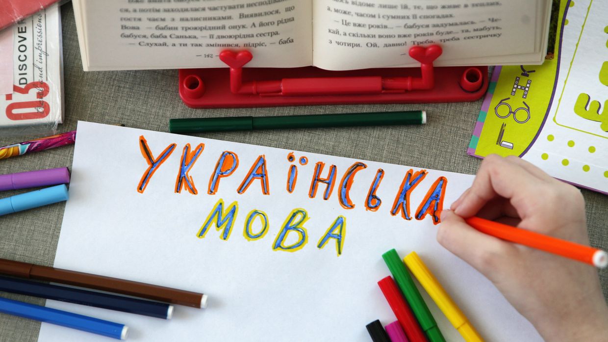 Девочка занимается украинским языком у себя дома в Киеве