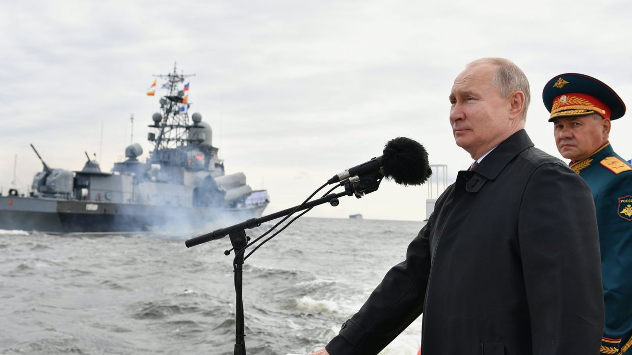 Президент РФ В. Путин принял участие в Главном военно-морском параде