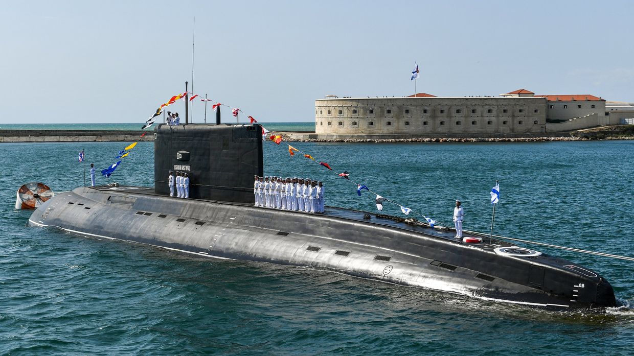 Подводная лодка Великий Новгород проекта 636.3 Варшавянка в Севастополе