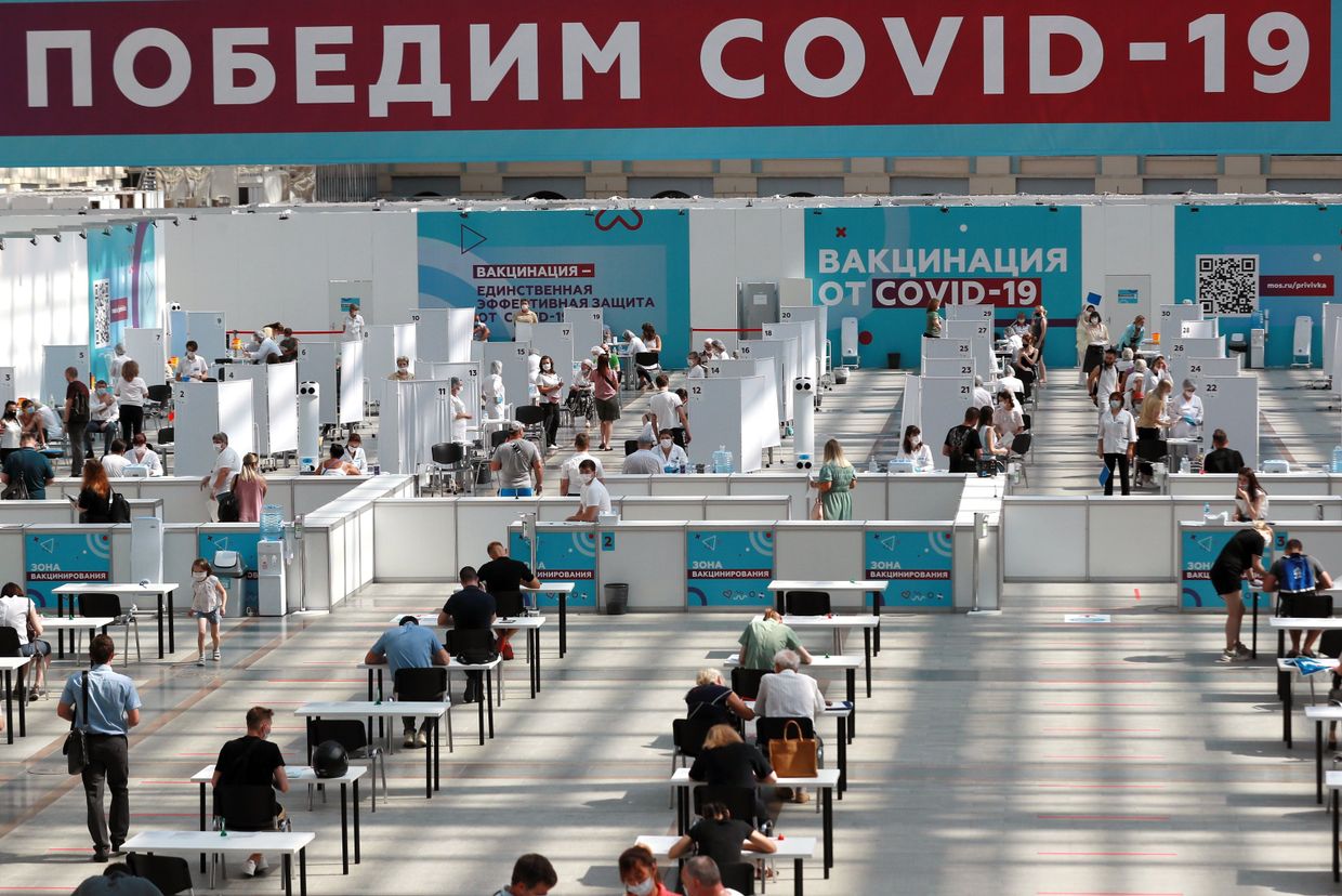 Посетители в центре вакцинации от COVID-19 в Гостином дворе в Москве