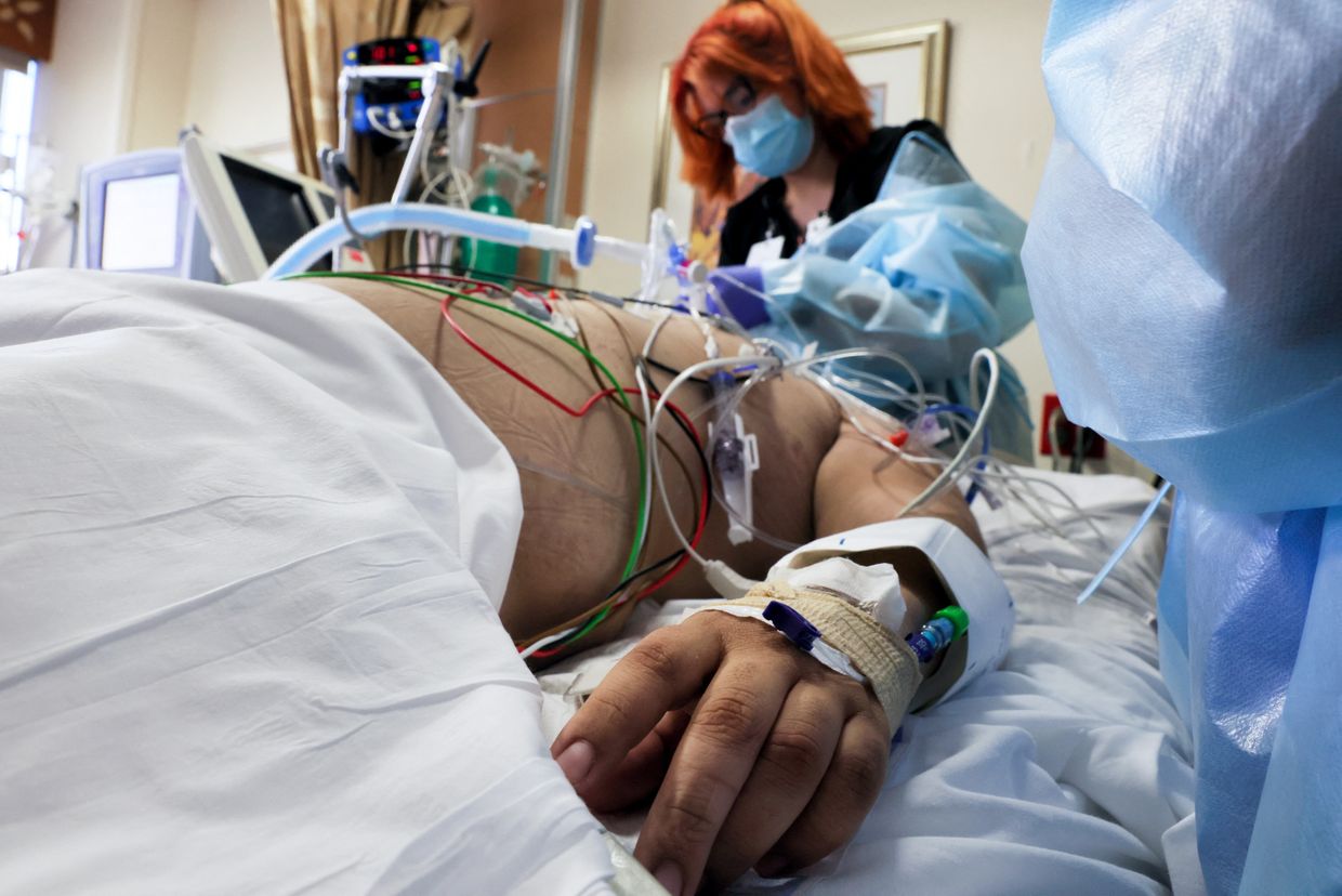 Пациент с covid-19 в тяжелом состоянии в больнице, Калифорния, США Пациент с covid-19 в тяжелом состоянии в больнице, Калифорния, США