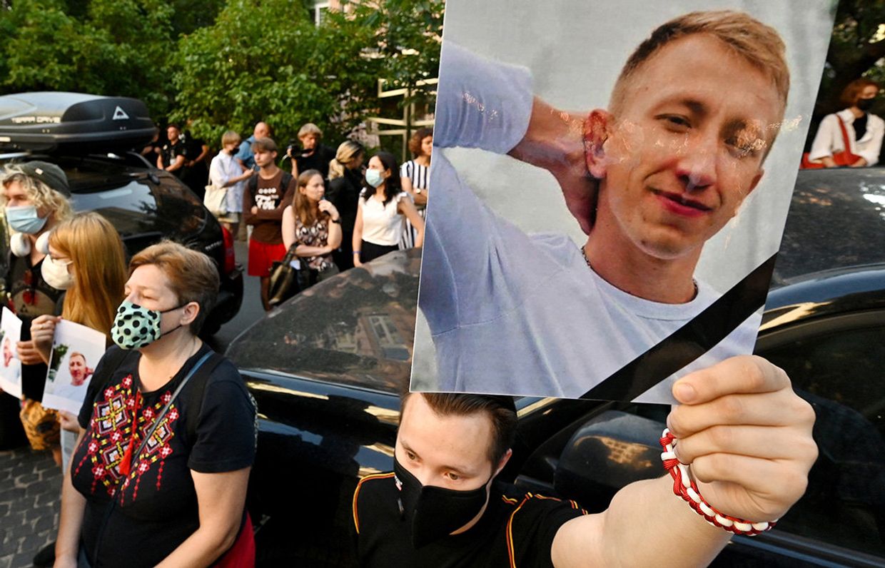 Участники митинга с фотографиями Виталия Шишова у посольства Беларуси в Киеве