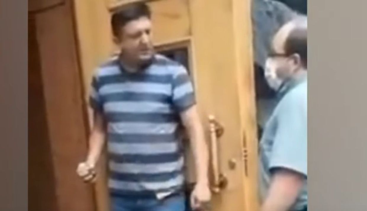Мужчина ворвался с гранатой в кабмин Украины  и угрожал взорвать