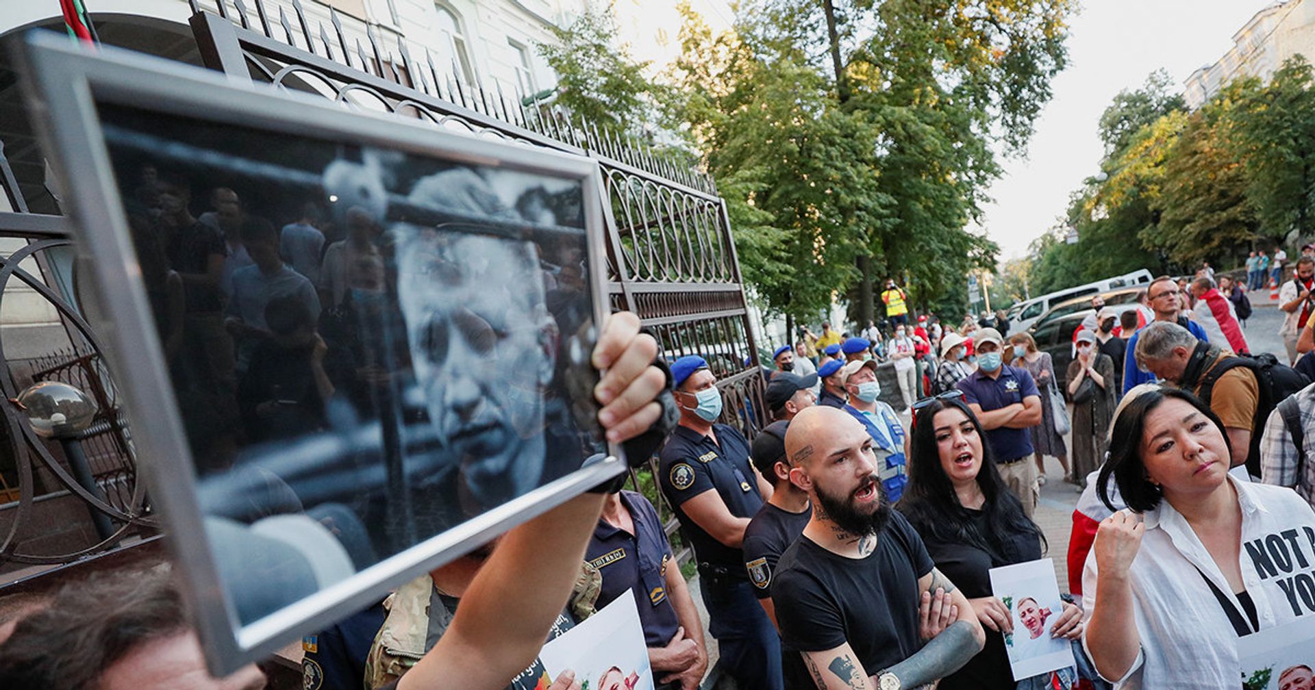 Участники митинга с фотографиями Виталия Шишова у посольства Беларуси в Киеве - ИноСМИ, 1920, 04.08.2021
