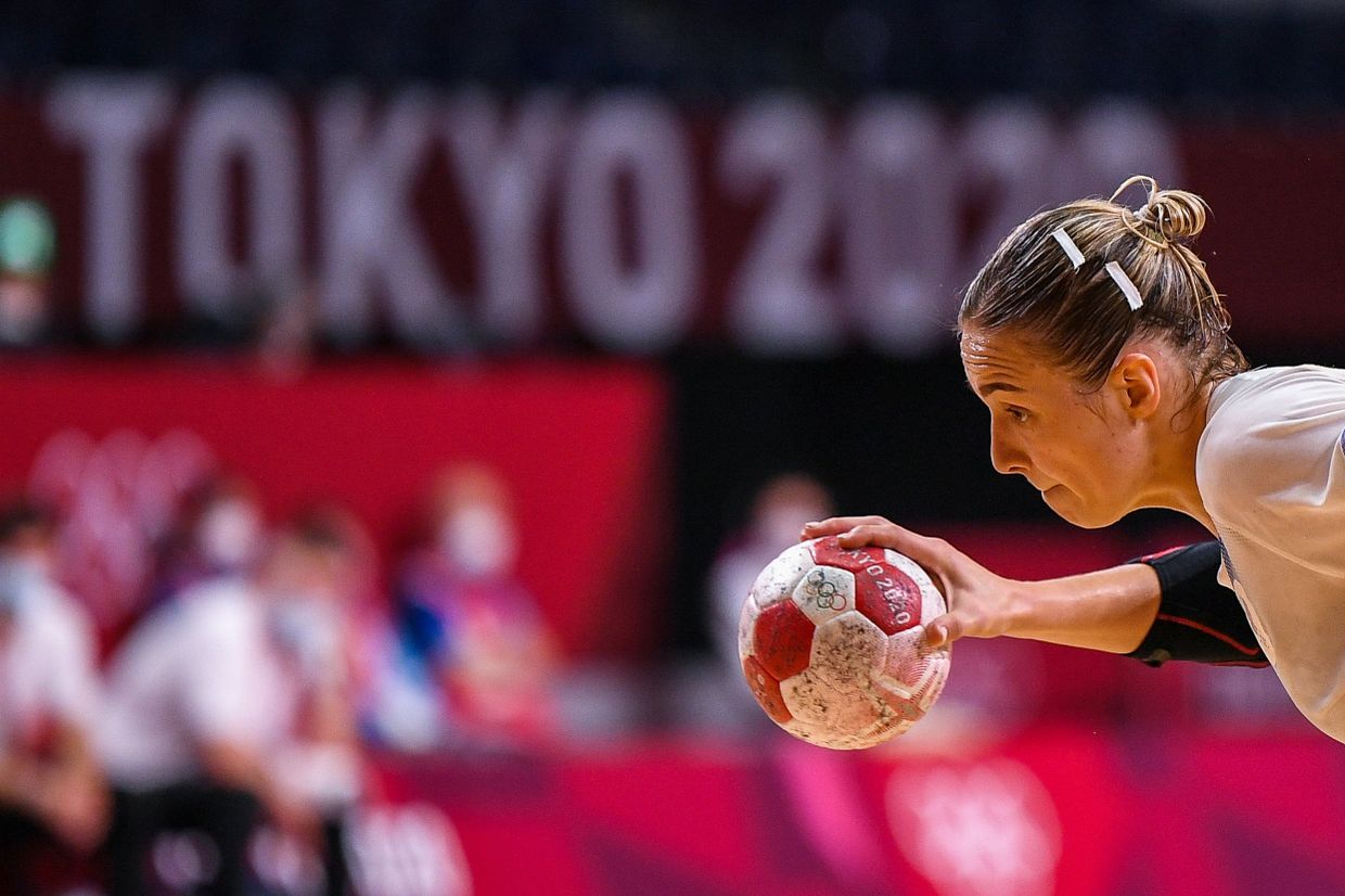 Российская спортсменка, член сборной России (команда ОКР) Дарья Дмитриева в матче группового этапа соревнований по гандболу среди женщин на XXXII летних Олимпийских играх в Токио