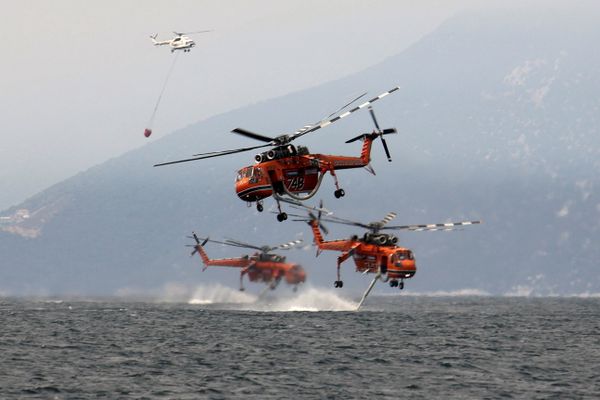 Греция. Пожарные вертолеты набирают воду возле острова Эвия