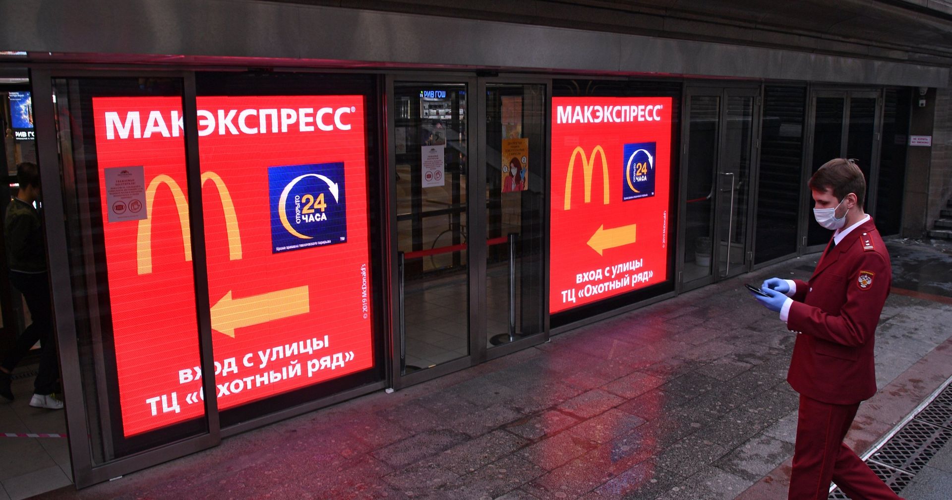 Проверка масочного режима в ТЦ Охотный ряд Проверка масочного режима в ТЦ Охотный ряд - ИноСМИ, 1920, 11.08.2021
