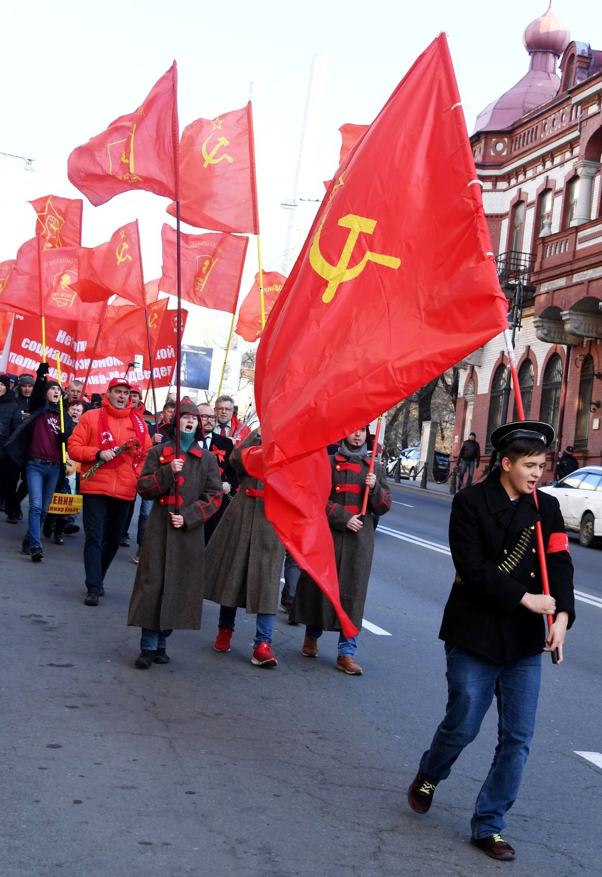 Шествия и митинги, посвященные 102-й годовщине Великого Октября