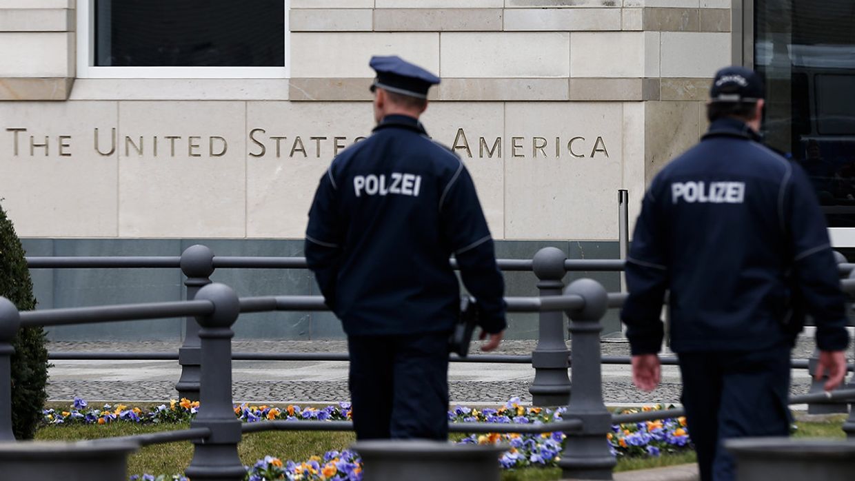 Патруль немецкой полиции перед посольством США в Берлине