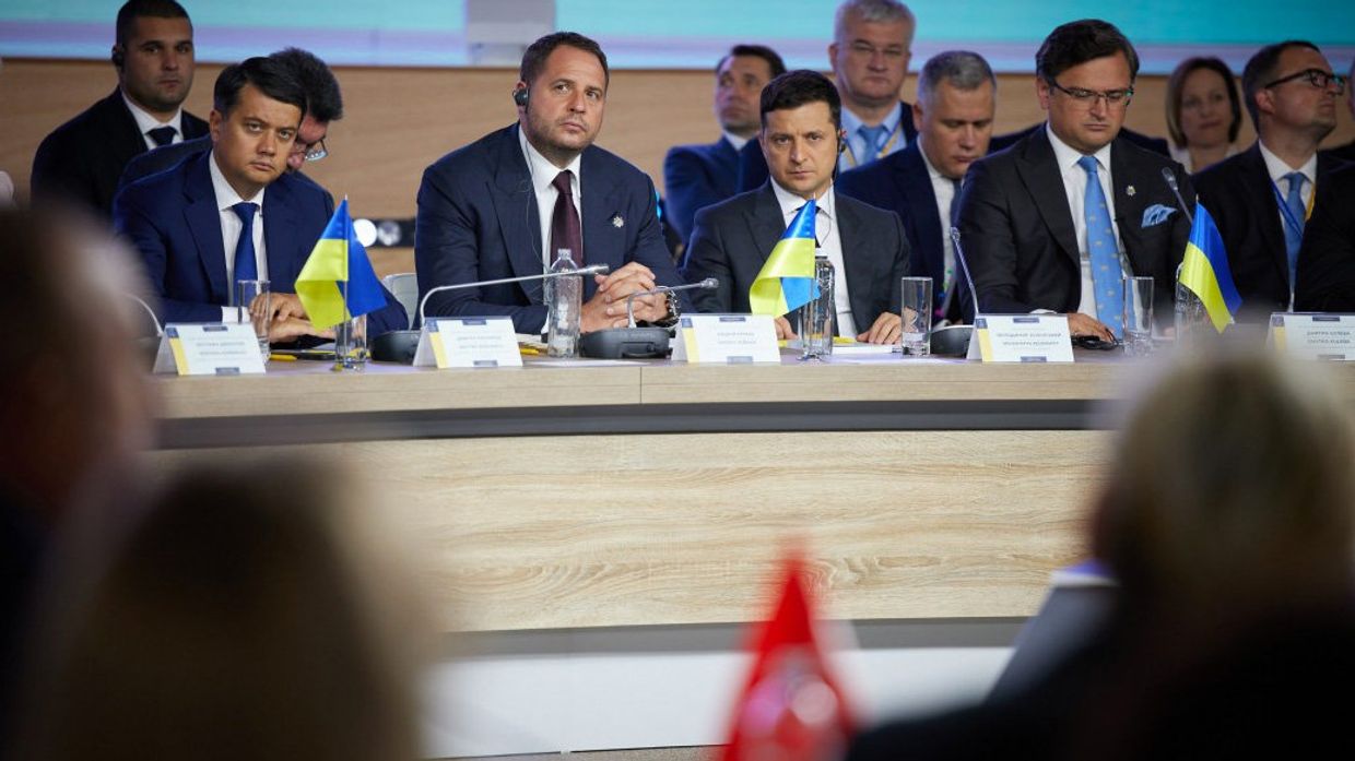 Президент Украины Владимир Зеленский и министр иностранных дел Украины Дмитрий Кулеба на саммите «Крымская платформа» в Киеве