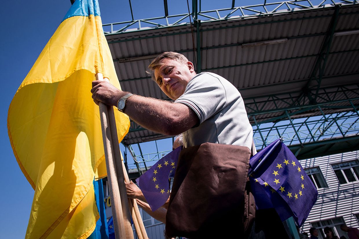 Флаг Украины на границе Украины и Словакии