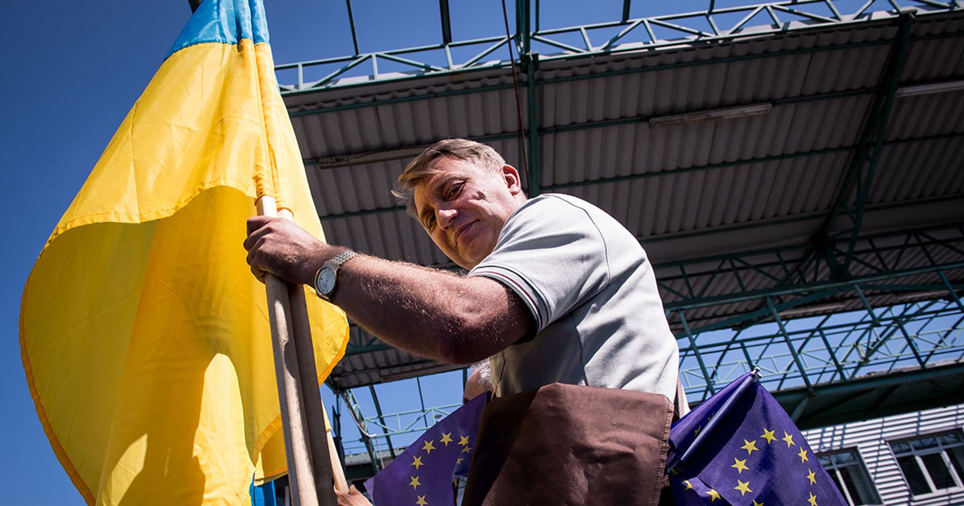 Флаг Украины на границе Украины и Словакии Флаг Украины на границе Украины и Словакии - ИноСМИ, 1920, 25.08.2021