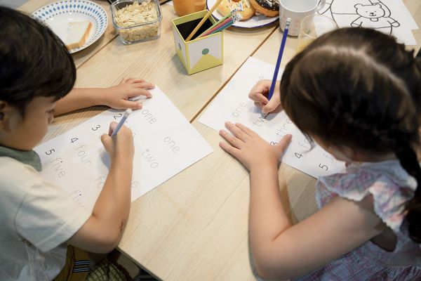 Дети делают уроки