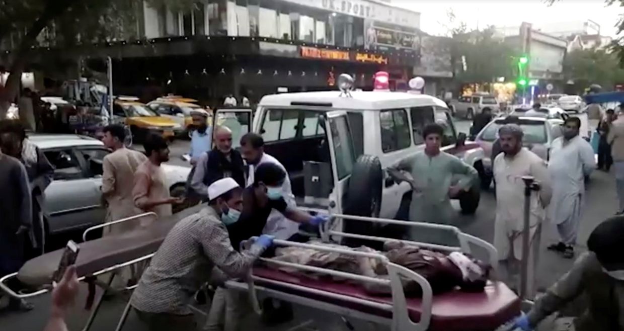 Раненых доставляют в больницу после нападения на аэропорт Кабула