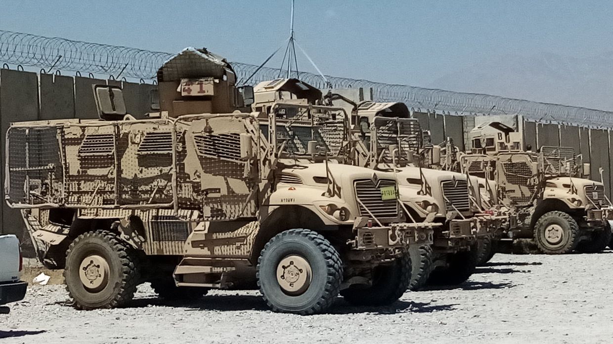 Военная техника на территории авиабазы Баграм