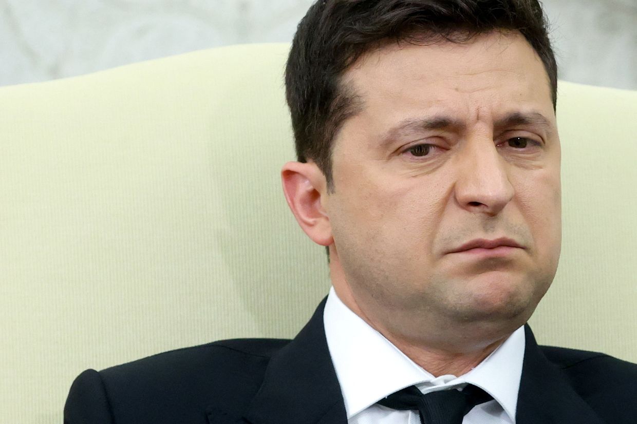Президент Украины Владимир Зеленский наблюдает за происходящим во время встречи с президентом США Джо Байденом в Овальном кабинете Белого дома в Вашингтоне, США