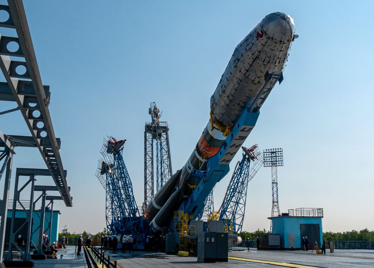 РН Союз-2.1б установлена на стартовом столе космодрома Восточный