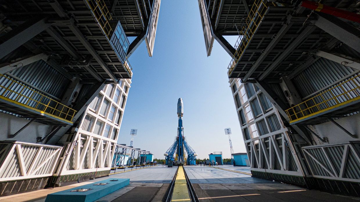 РН Союз-2.1б установлена на стартовом столе космодрома Восточный
